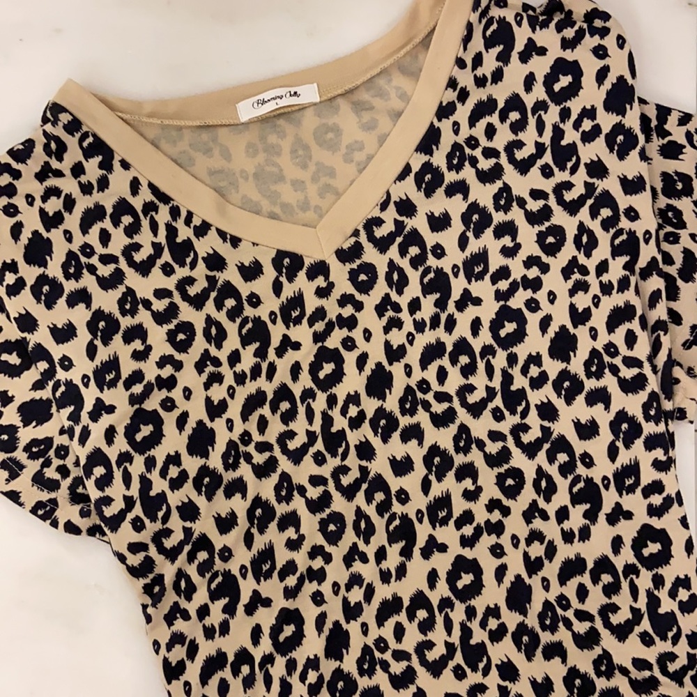 🌸 5/$20 Women’s Animal Print Tee Size Large